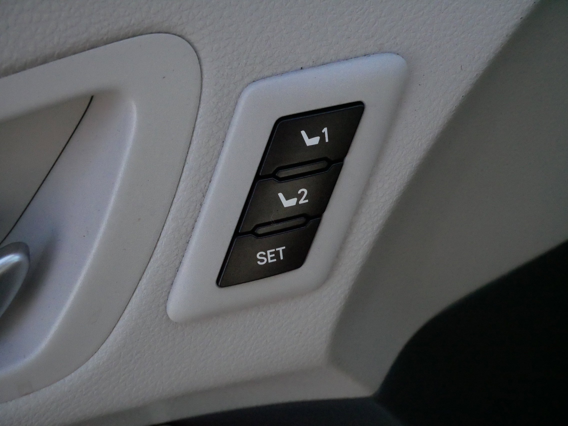 Certified 2024 Toyota Sienna Limited FWD image 19