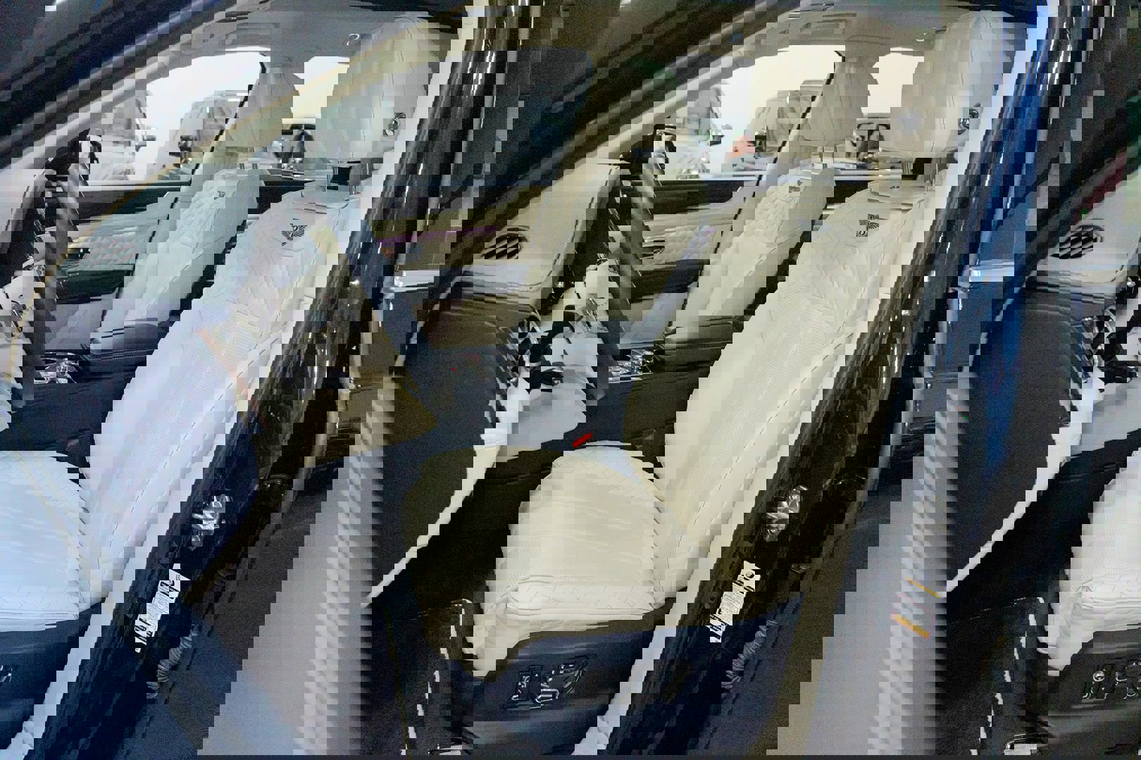 Used 2020 Bentley Bentayga V8 image 23