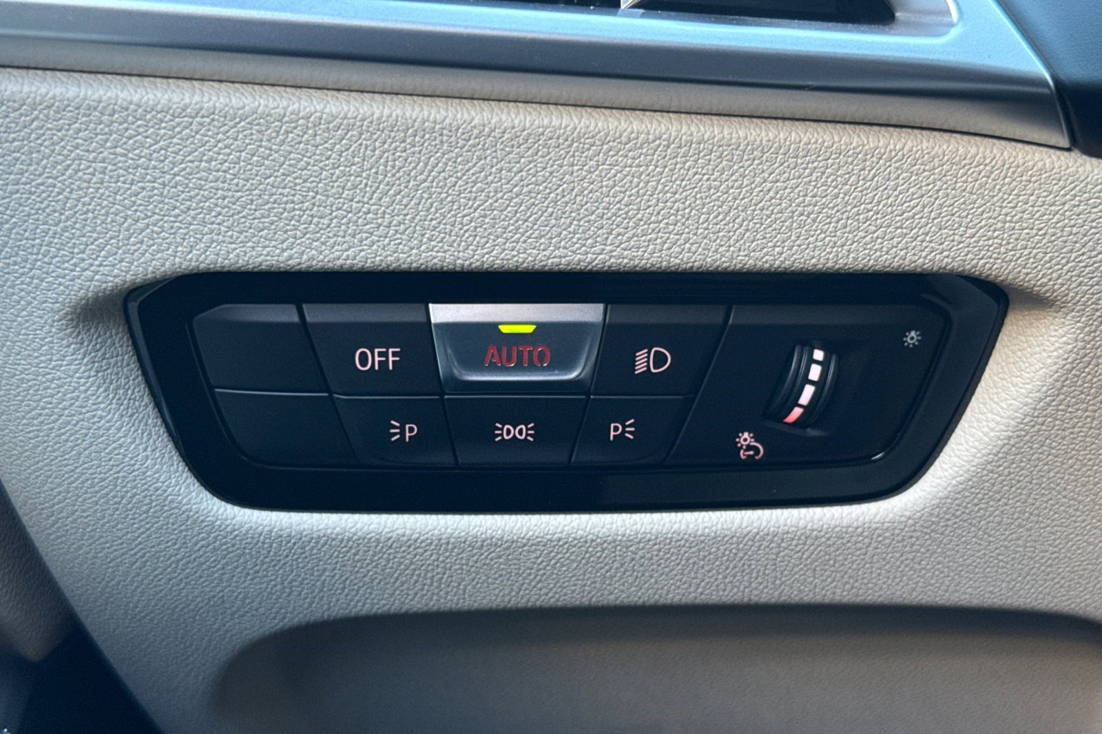 Used 2025 BMW 330i Sedan w/ Premium Package image 36