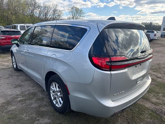 Used 2024 Chrysler Pacifica Touring-L FWD image 7