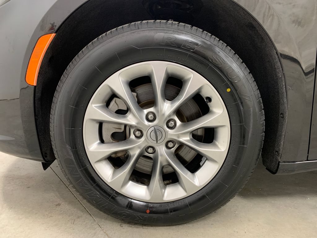 Used 2023 Chrysler Pacifica Touring-L w/ Uconnect Theater Family Group AWD/4WD image 2