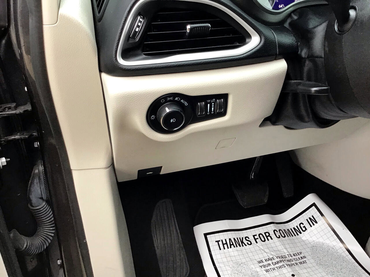 Used 2022 Chrysler Pacifica Touring-L image 11