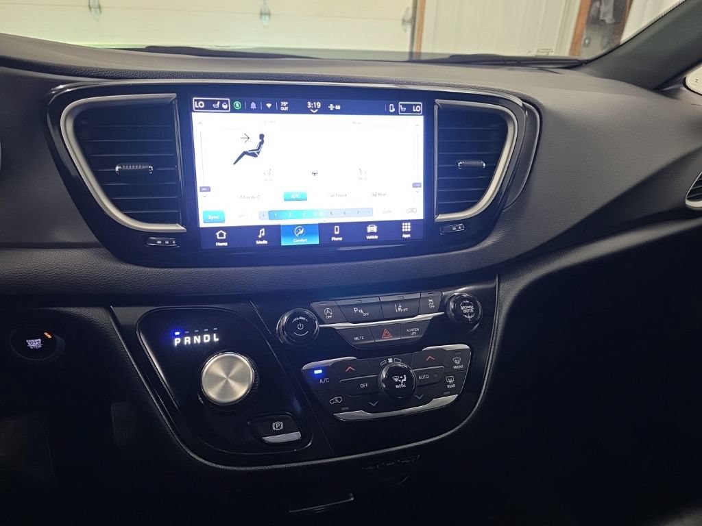 Used 2025 Chrysler Pacifica Select FWD image 18