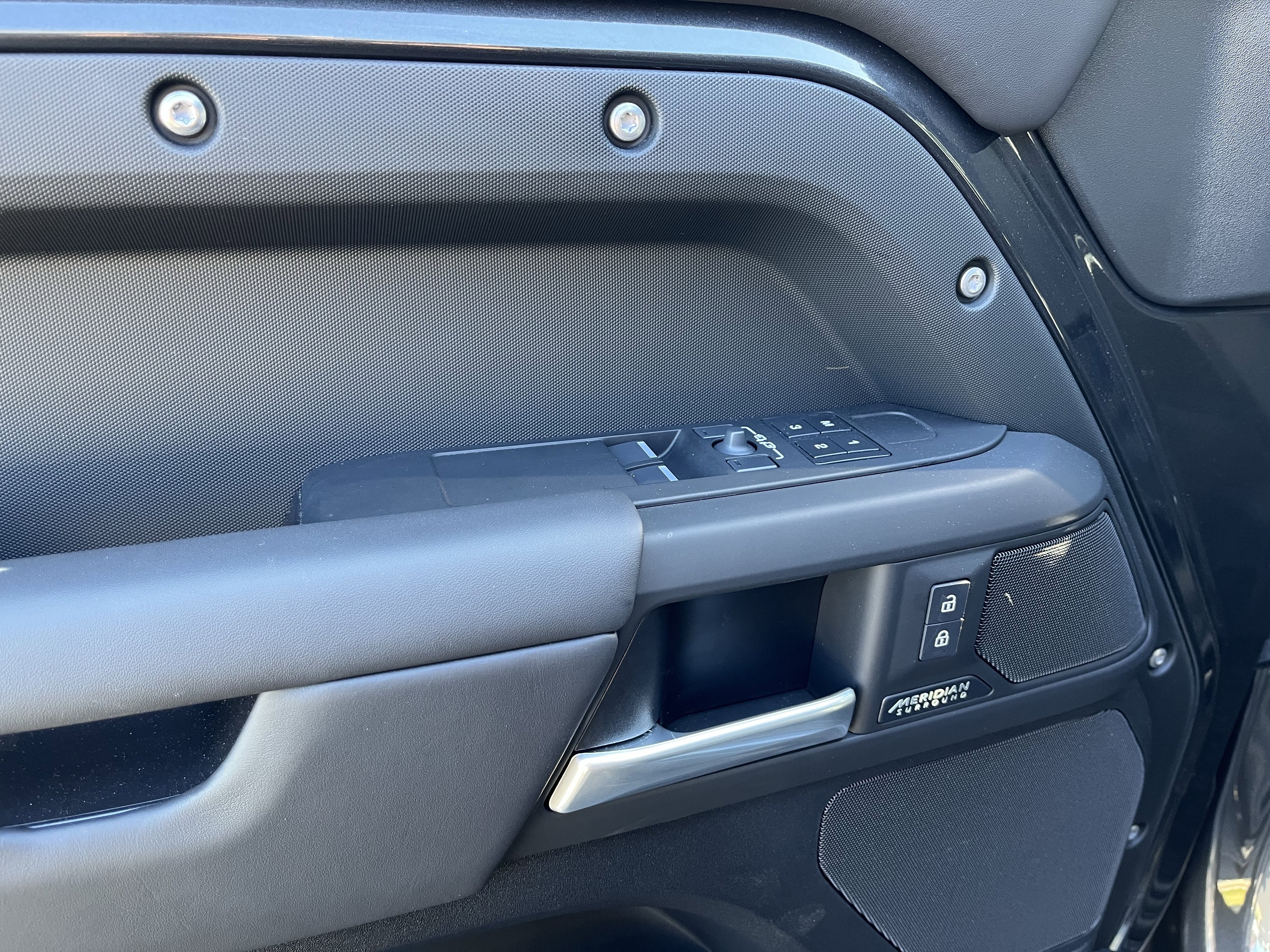 Used 2025 Land Rover Defender 90 X-Dynamic SE image 14