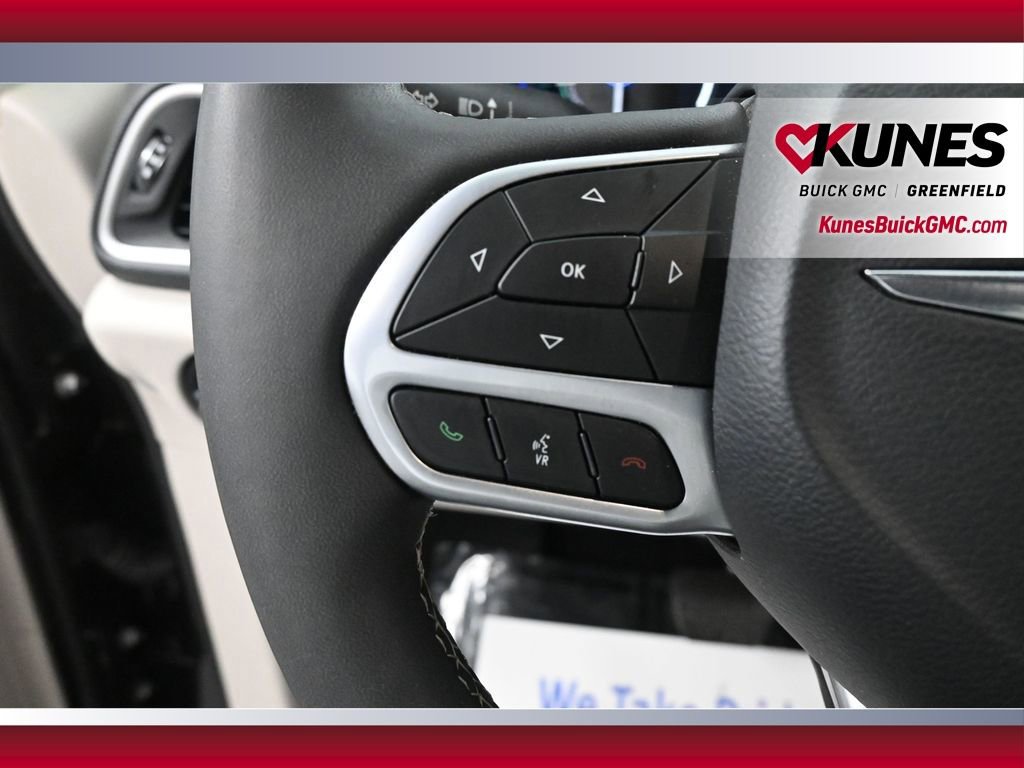 Used 2024 Chrysler Pacifica Select FWD image 32