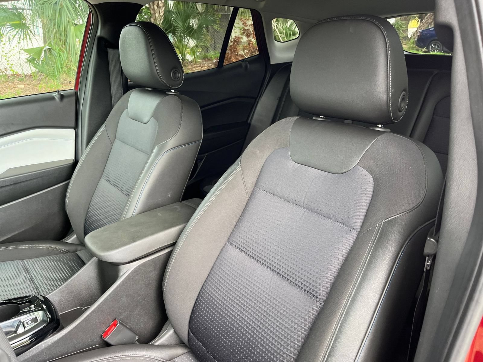 Used 2025 Chevrolet Trax LT FWD image 33