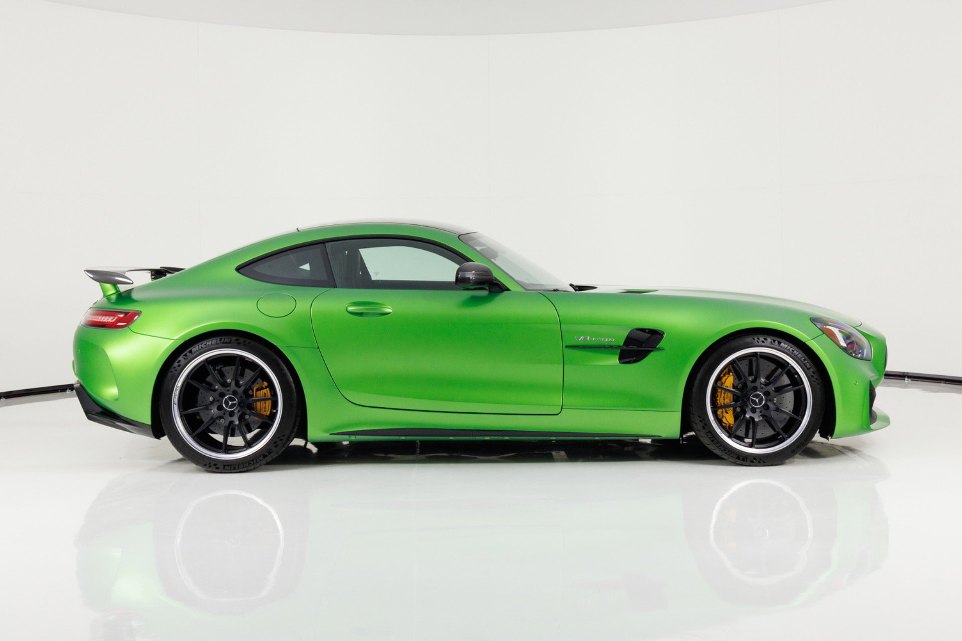 Used 2018 Mercedes-Benz AMG GT R image 2