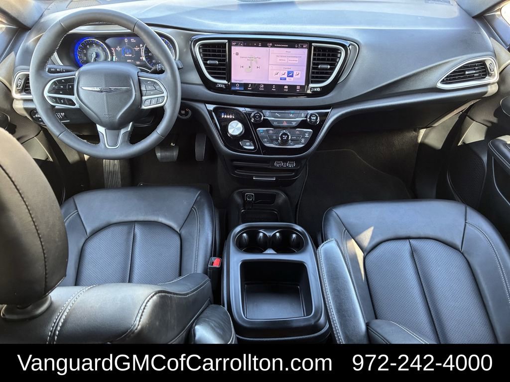Used 2025 Chrysler Pacifica Select image 11
