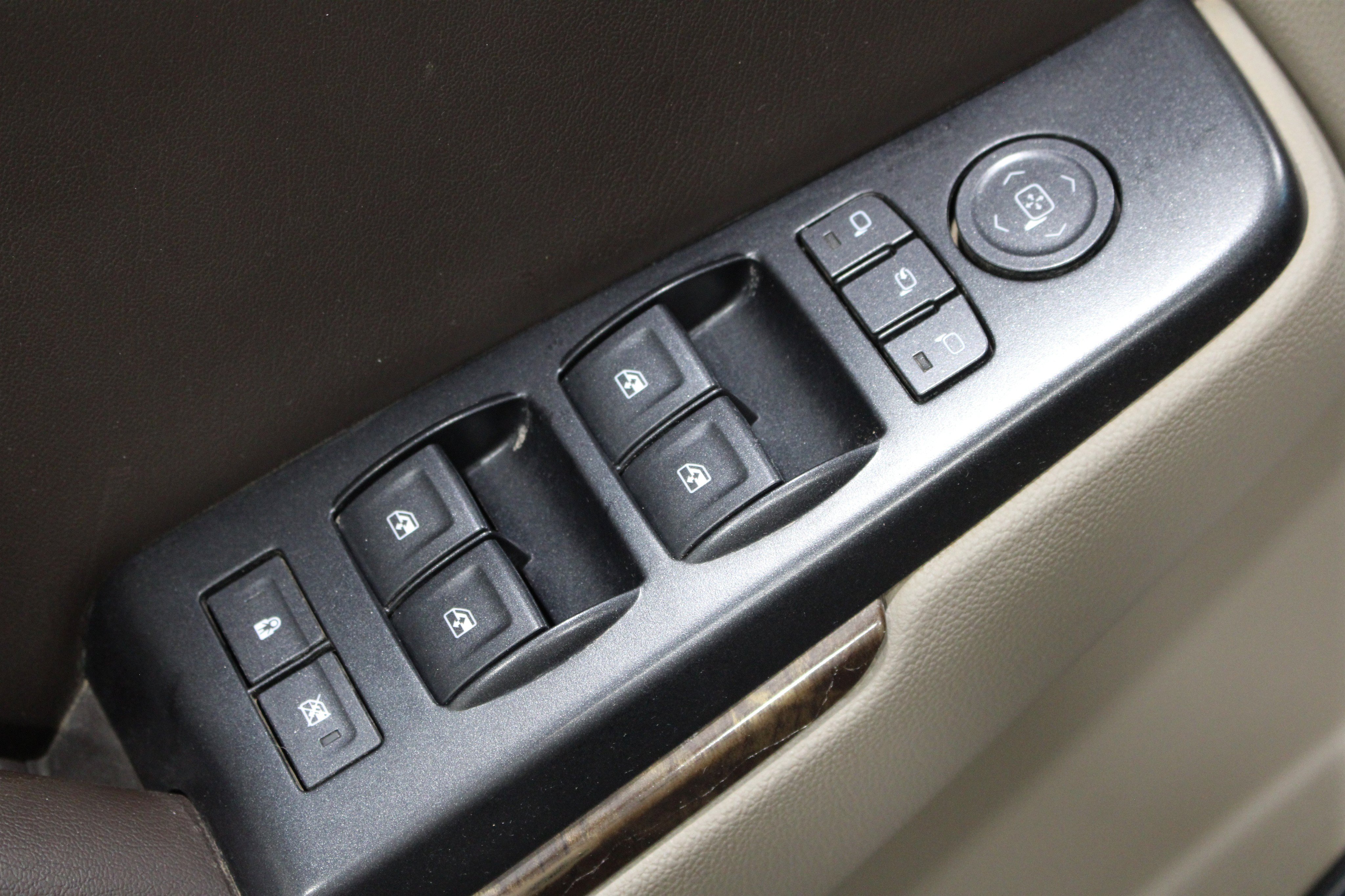 Used 2015 Chevrolet Suburban LT AWD/4WD image 7