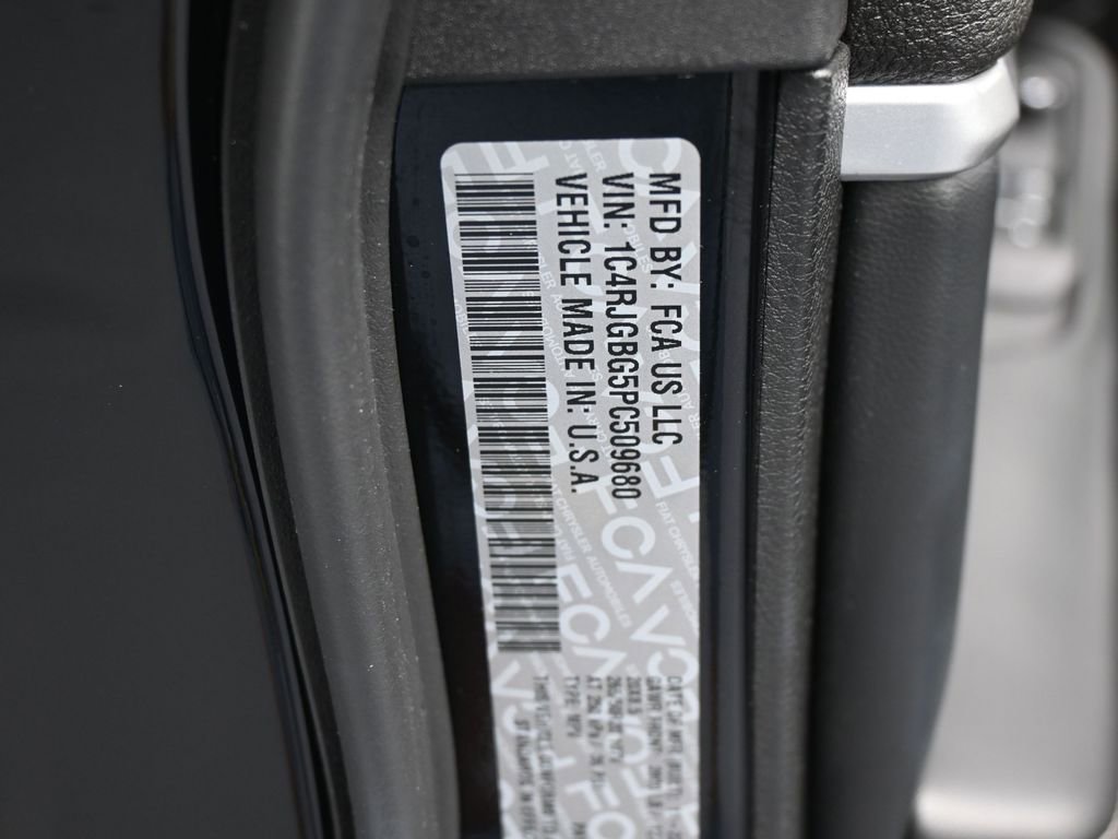 Used 2023 Jeep Grand Cherokee Limited w/ Black Appearance Package image 17