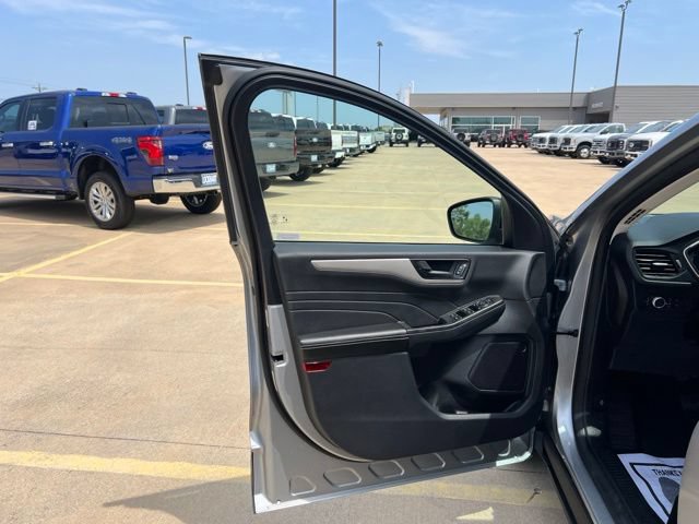 Used 2022 Ford Escape SE w/ SE Sport Appearance Package FWD image 9