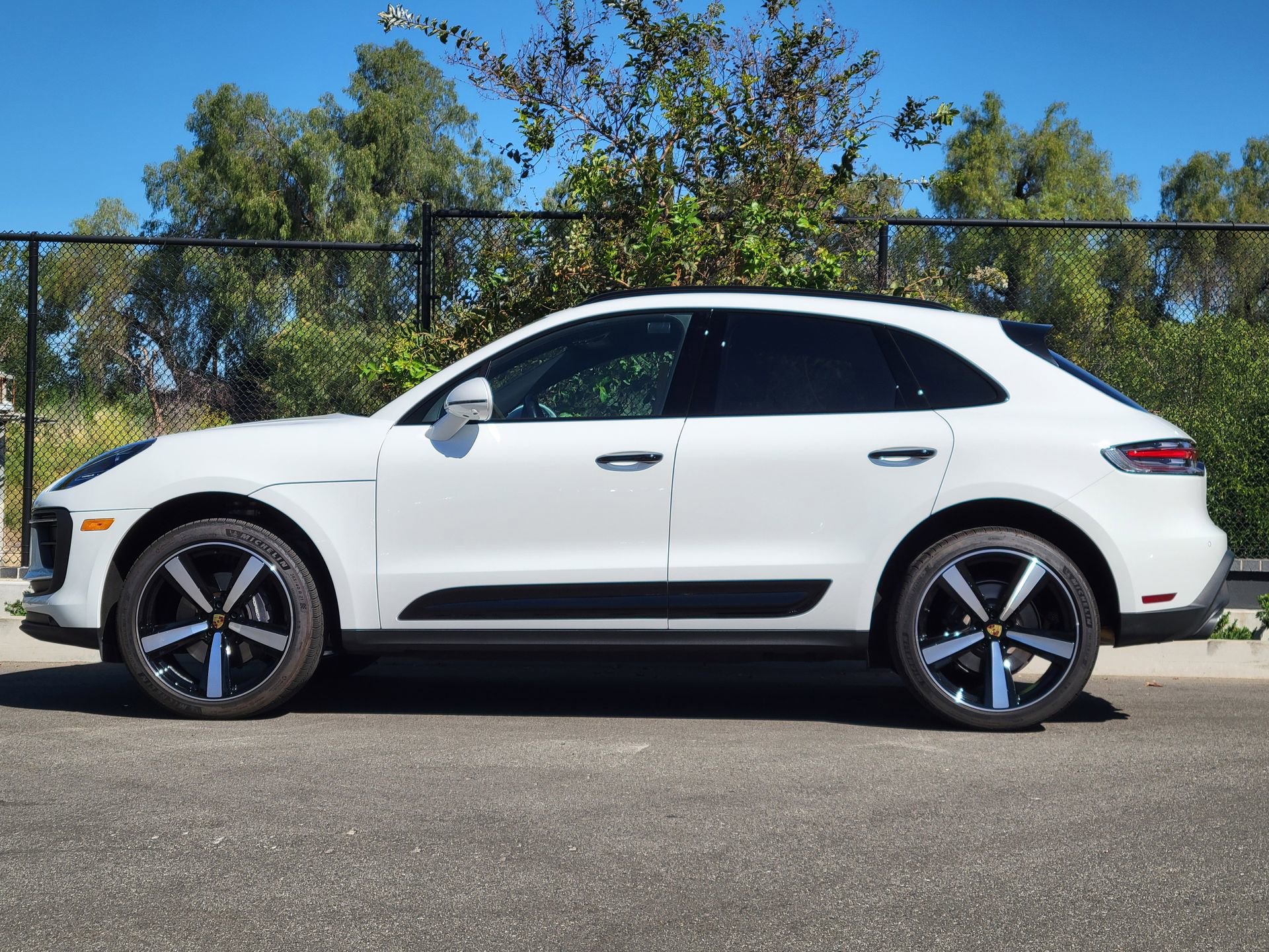 Used 2025 Porsche Macan image 2