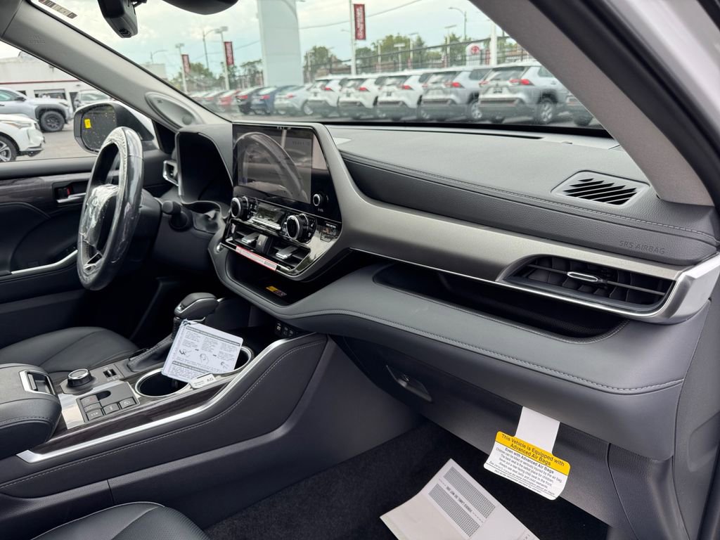 New 2025 Toyota Highlander Limited image 17