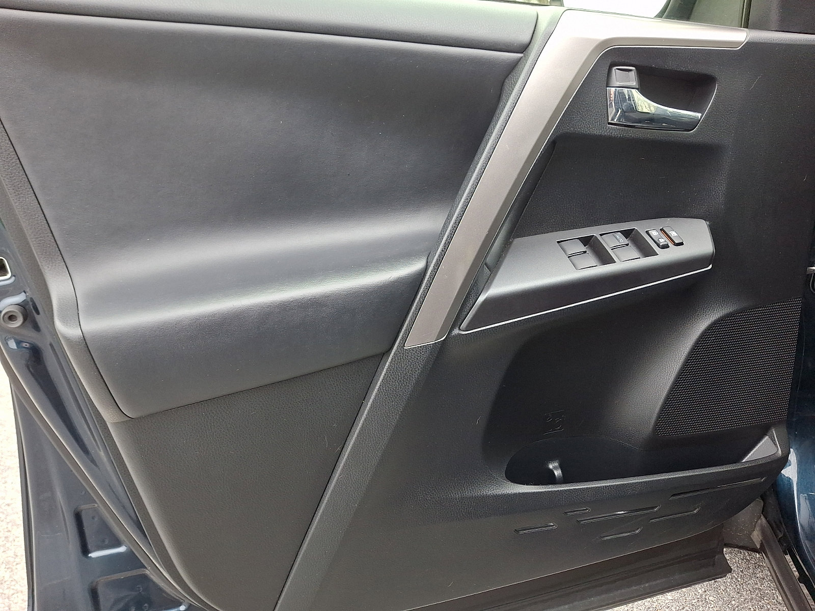 Used 2017 Toyota RAV4 XLE image 12