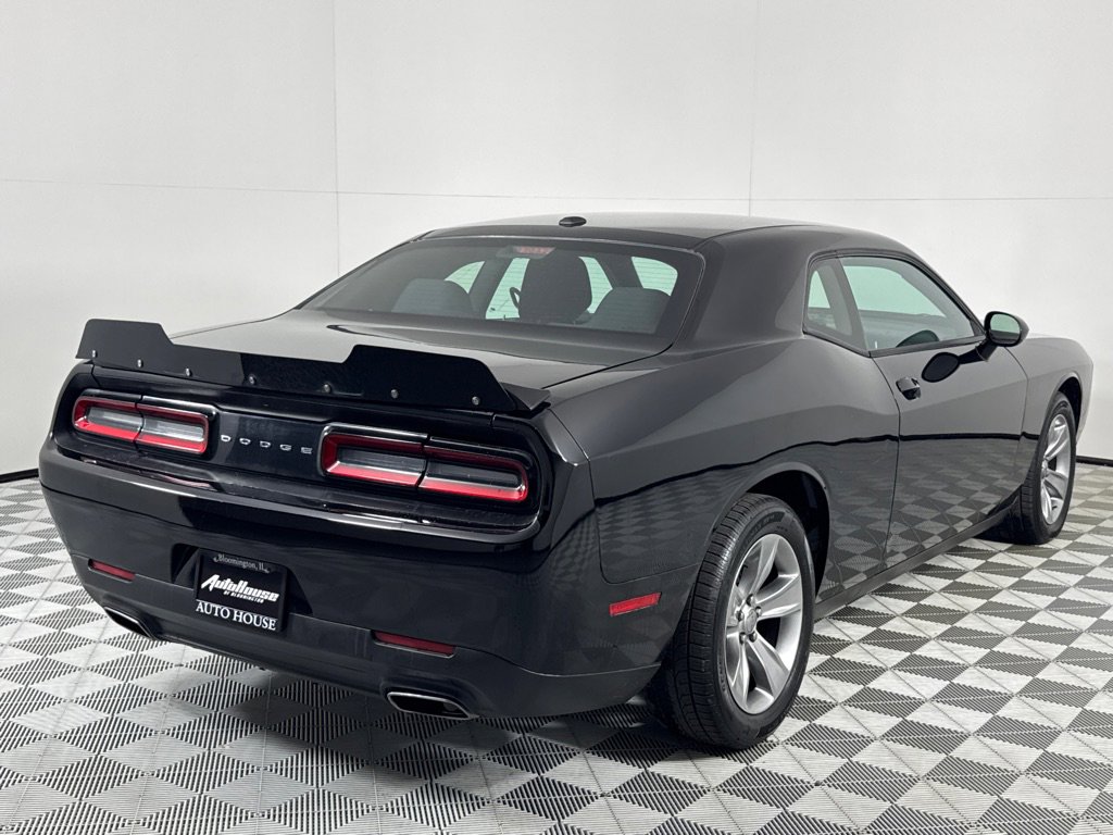Used 2016 Dodge Challenger SXT image 5