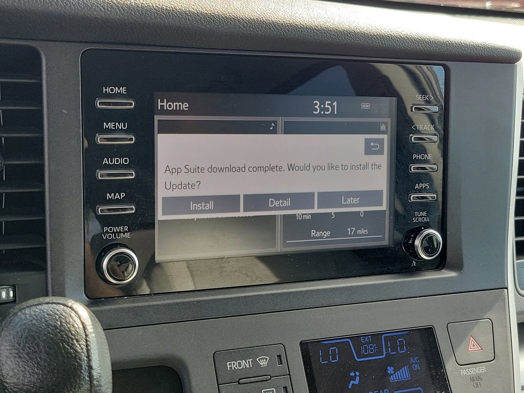 Used 2020 Toyota Sienna L w/ Carpet Mat Package image 8