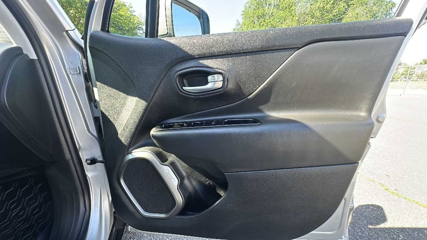 Used 2021 Jeep Renegade Limited w/ Trailer Tow Group image 15