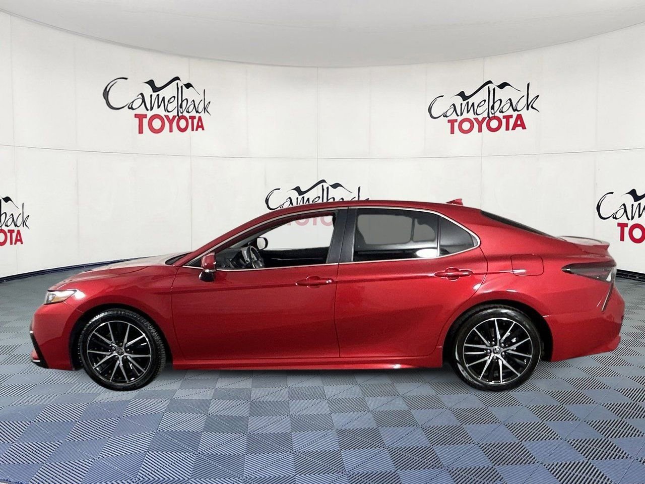 Used 2023 Toyota Camry SE w/ Convenience Package FWD image 5
