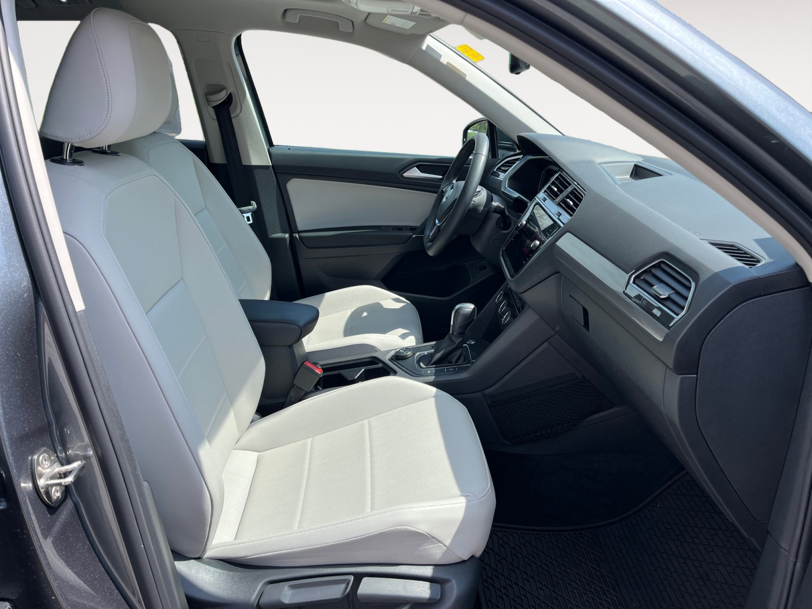 Certified 2020 Volkswagen Tiguan SEL w/ Tiguan Two-Row MDO Package image 17