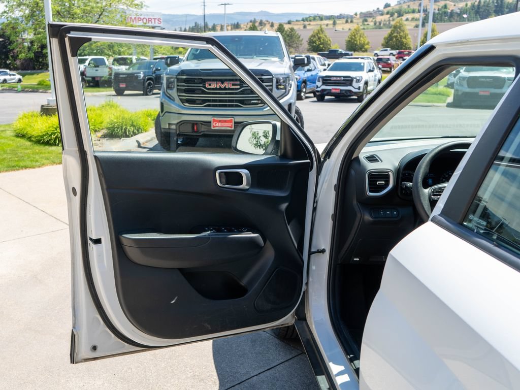 Used 2021 Hyundai Venue SE FWD image 15