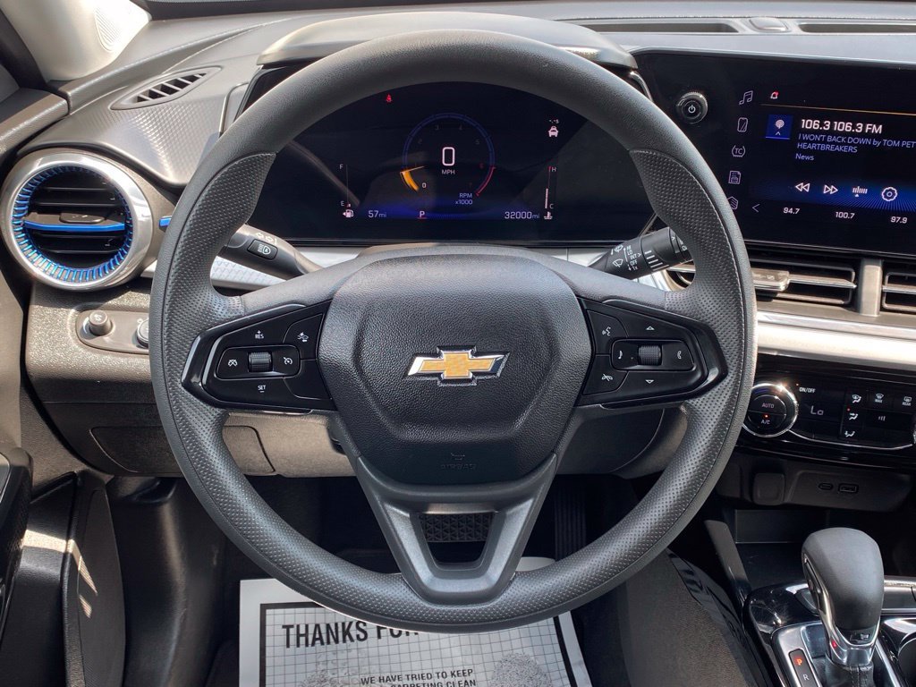 Used 2025 Chevrolet Trax LT FWD image 18
