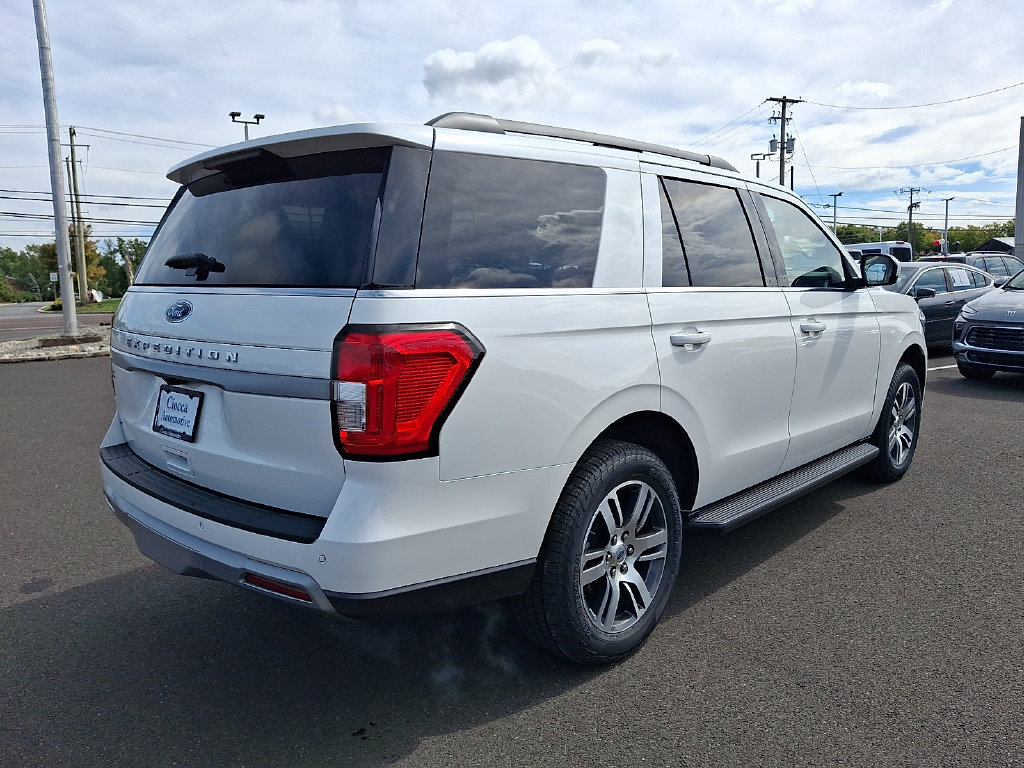 Used 2024 Ford Expedition XLT AWD/4WD image 9