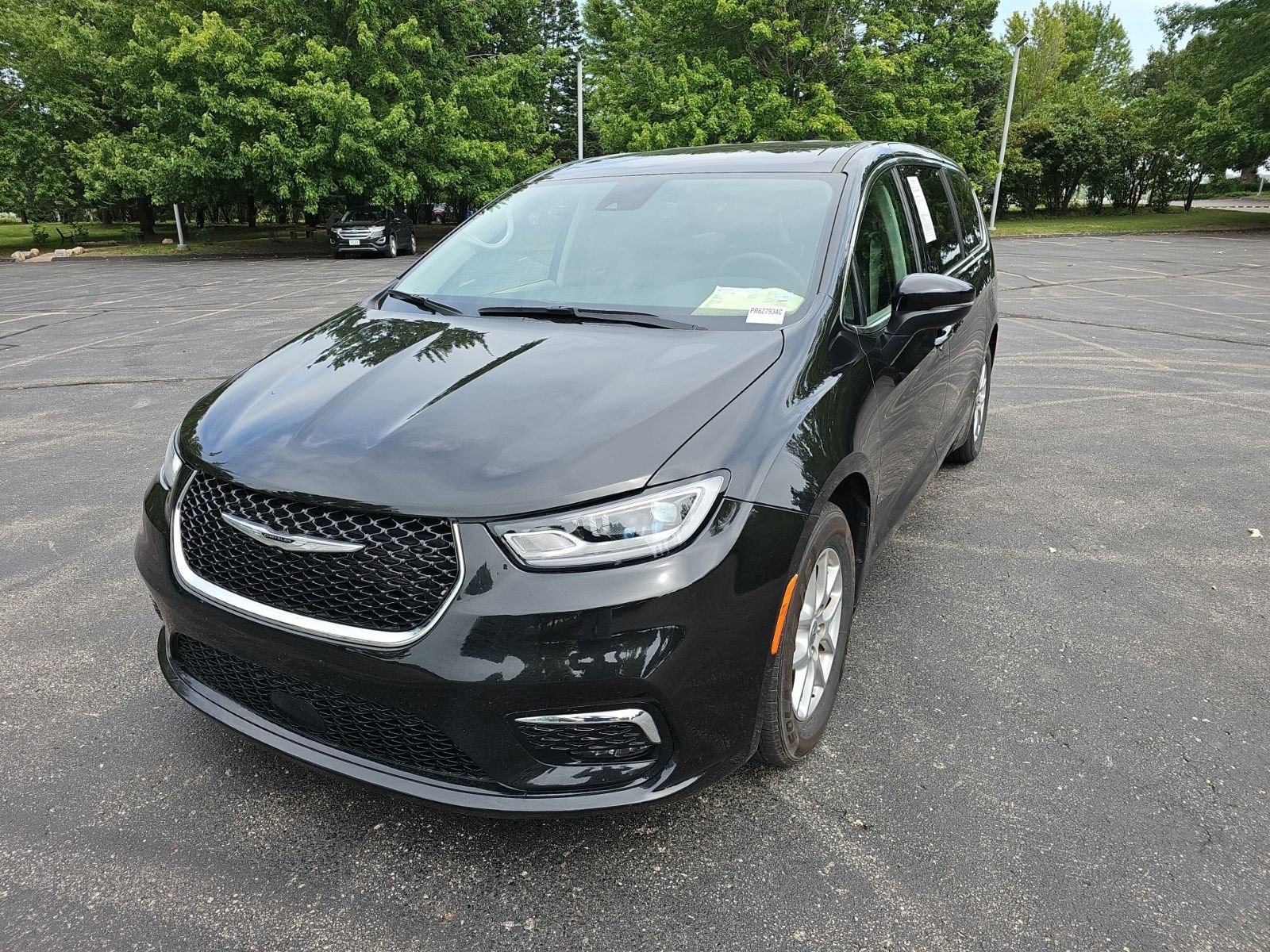 Used 2023 Chrysler Pacifica Touring-L FWD image 2