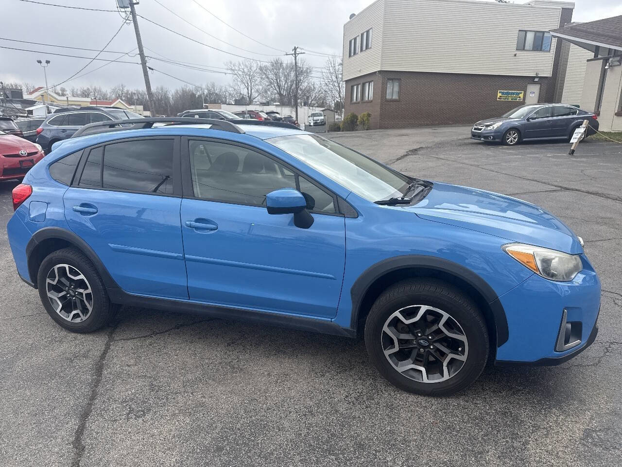 Used 2017 Subaru Crosstrek 2.0i Premium image 3