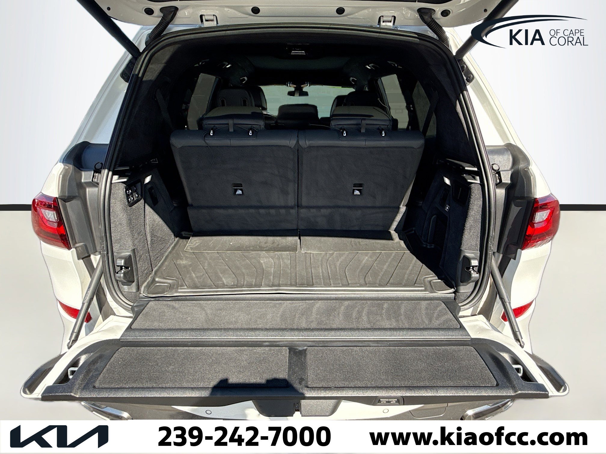 Used 2020 BMW X7 M50i w/ Executive Package image 11