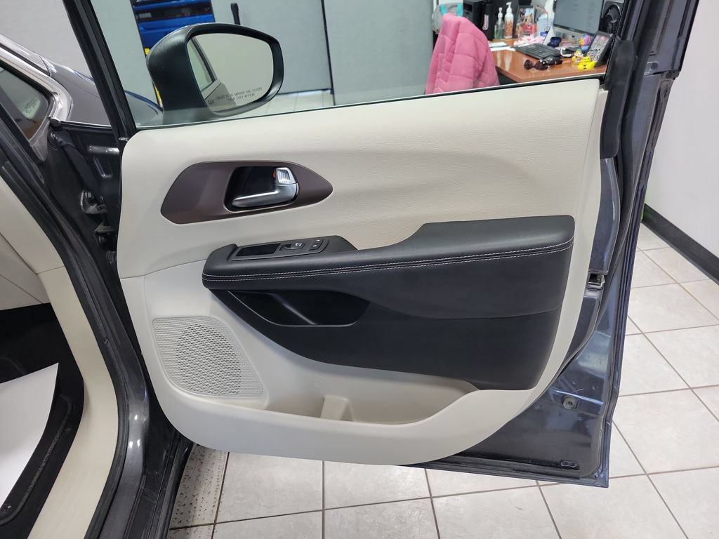 Used 2023 Chrysler Voyager LX FWD image 27