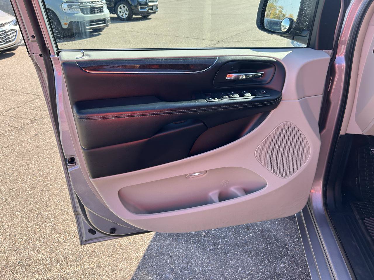 Used 2016 Chrysler Town & Country Touring FWD image 14