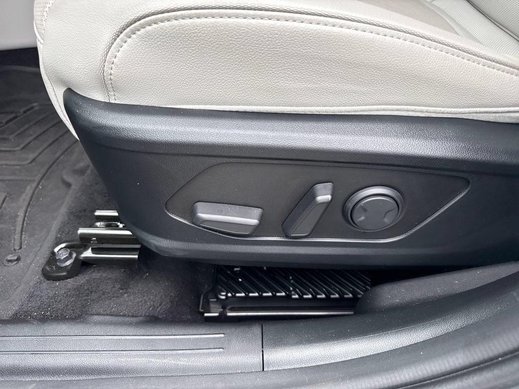 Used 2025 Hyundai Tucson Limited FWD image 12