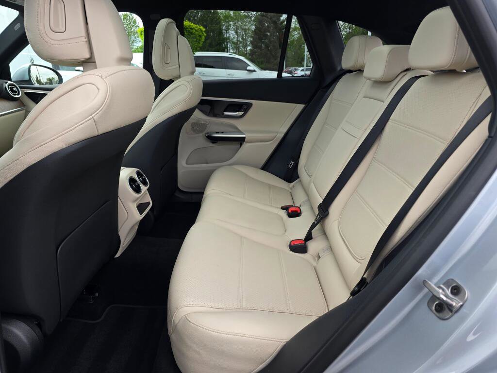 Used 2025 Mercedes-Benz GLC 350e 4MATIC image 18