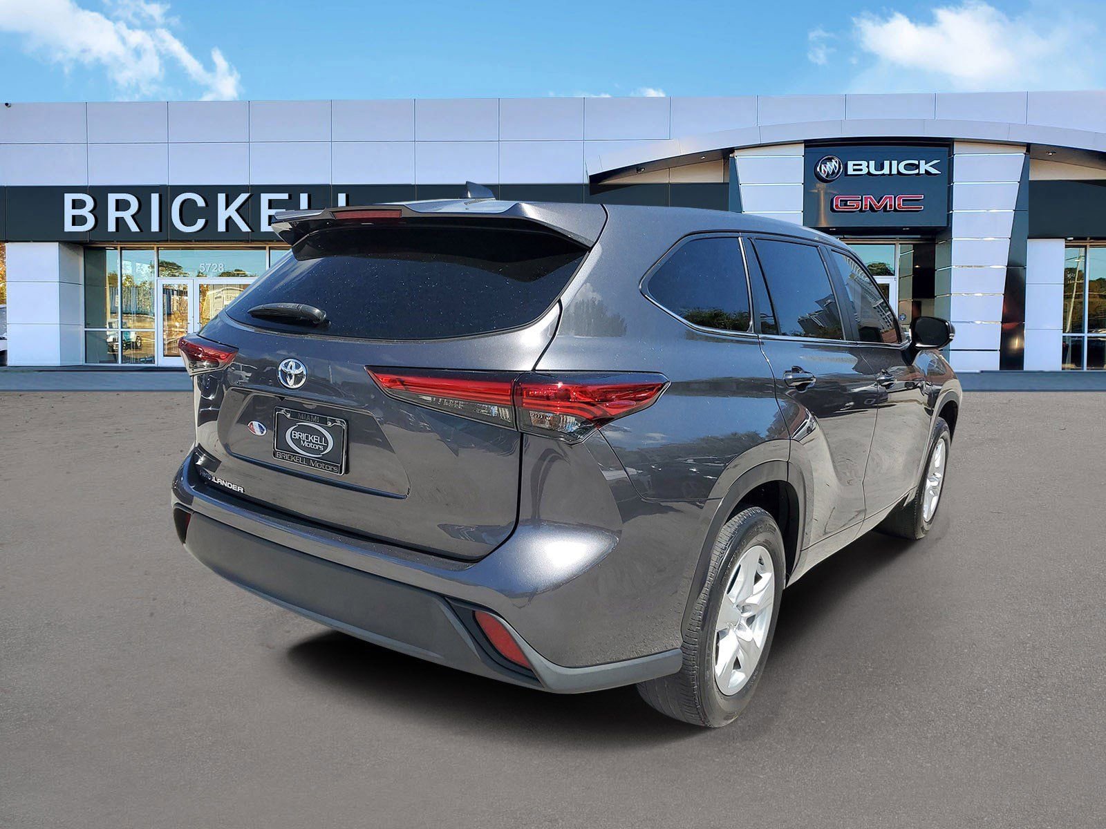 Used 2023 Toyota Highlander L image 3