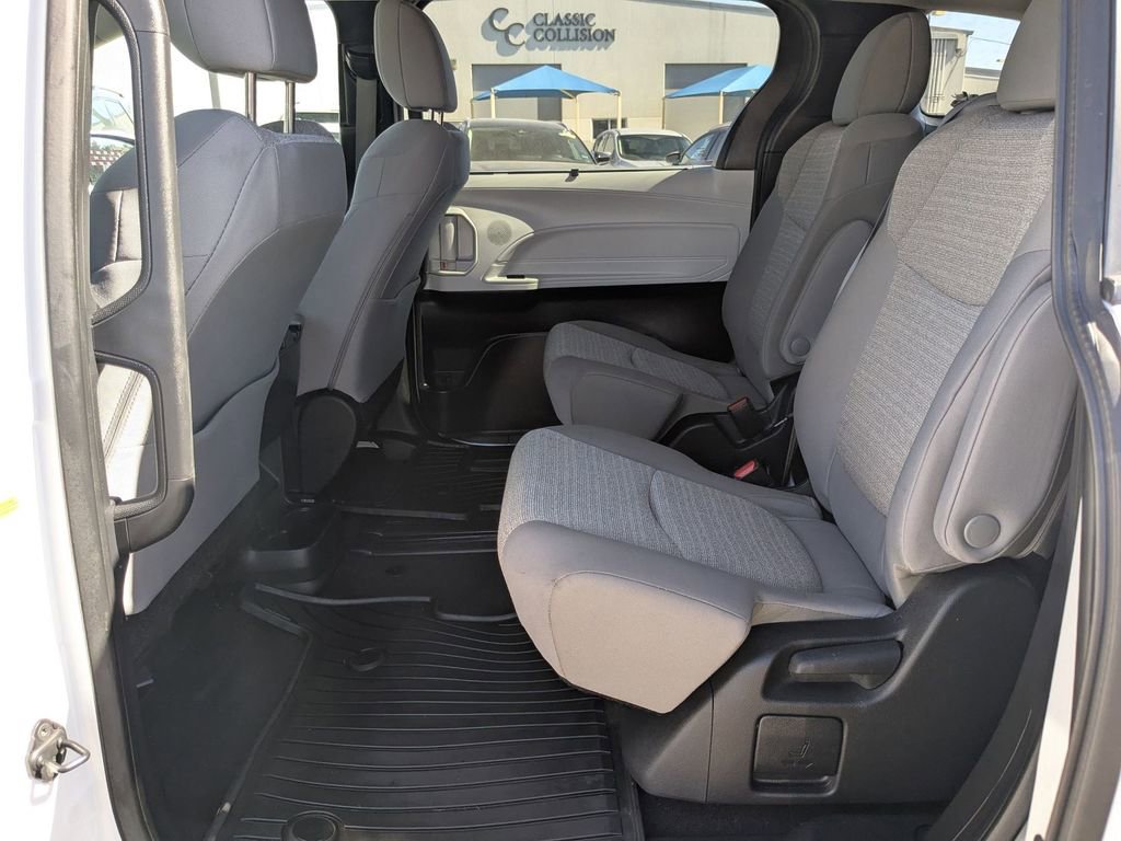 Used 2025 Toyota Sienna LE image 25