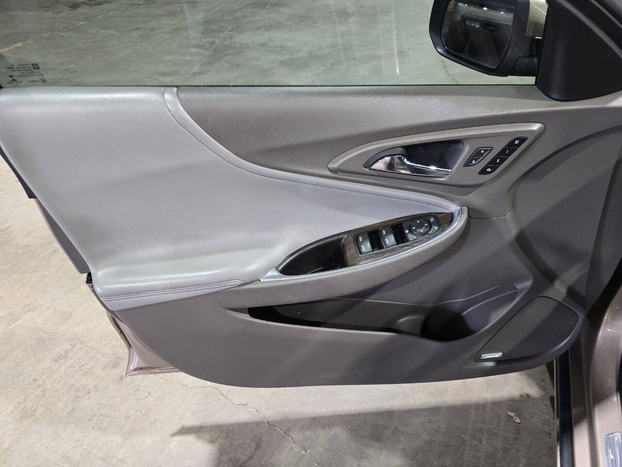 Used 2018 Chevrolet Malibu Premier w/ Premier Sun and Wheel Package FWD image 24