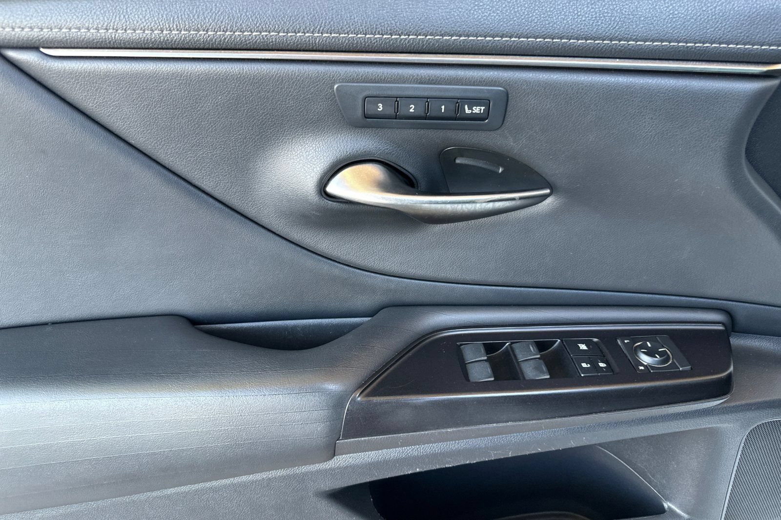 Used 2019 Lexus ES 300h w/ Accessory Package 2 FWD image 11