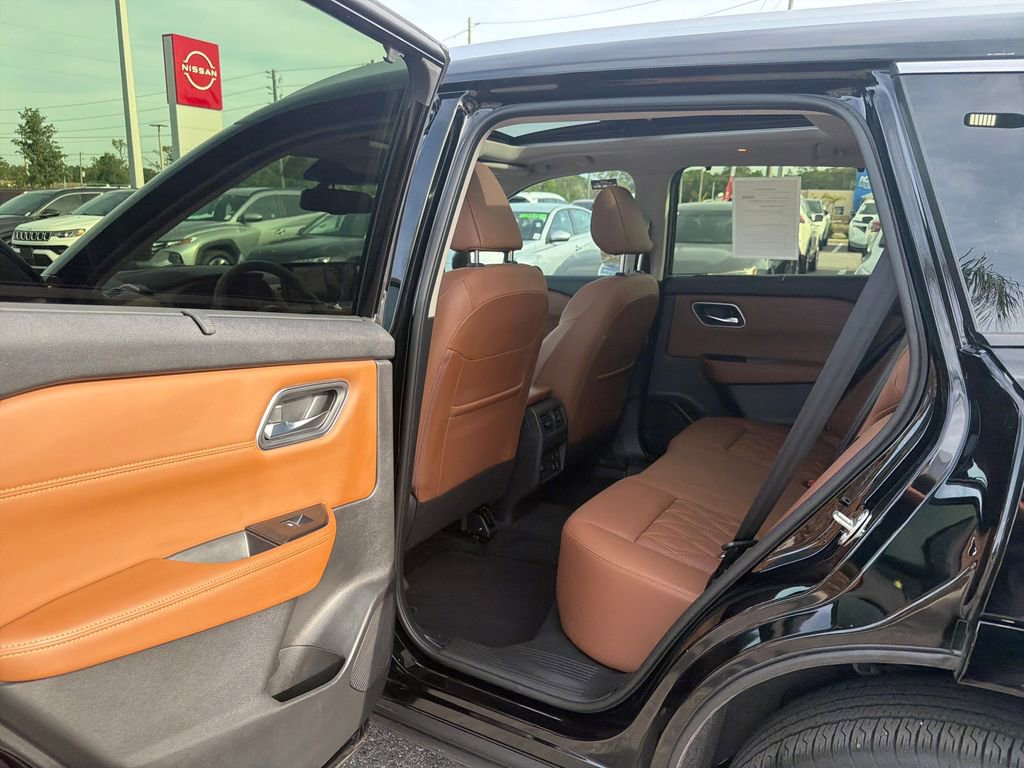 Certified 2024 Nissan Rogue Platinum w/ Platinum Premium Package FWD image 18
