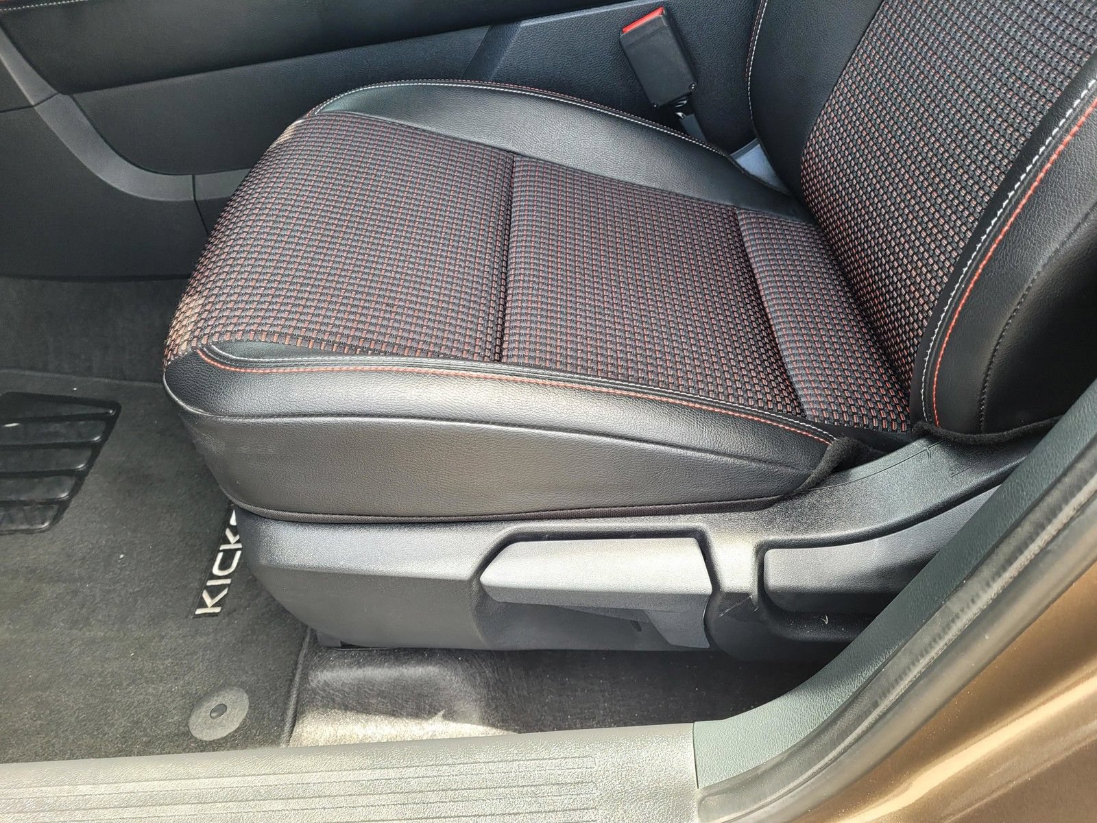 Used 2025 Nissan Kicks SR FWD image 22