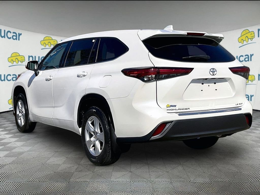 Used 2021 Toyota Highlander LE AWD/4WD image 4