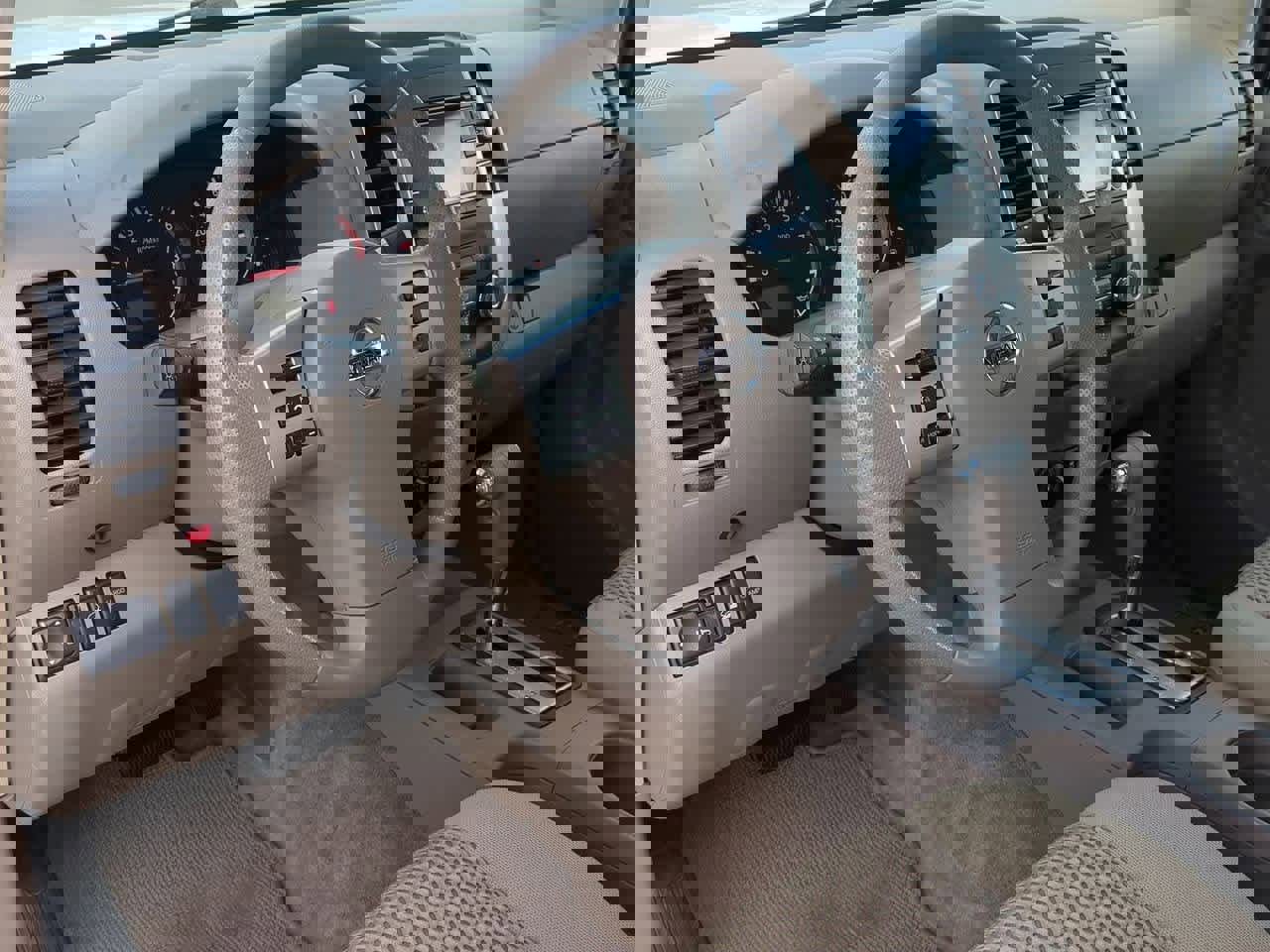 Used 2015 Nissan Frontier SV image 2