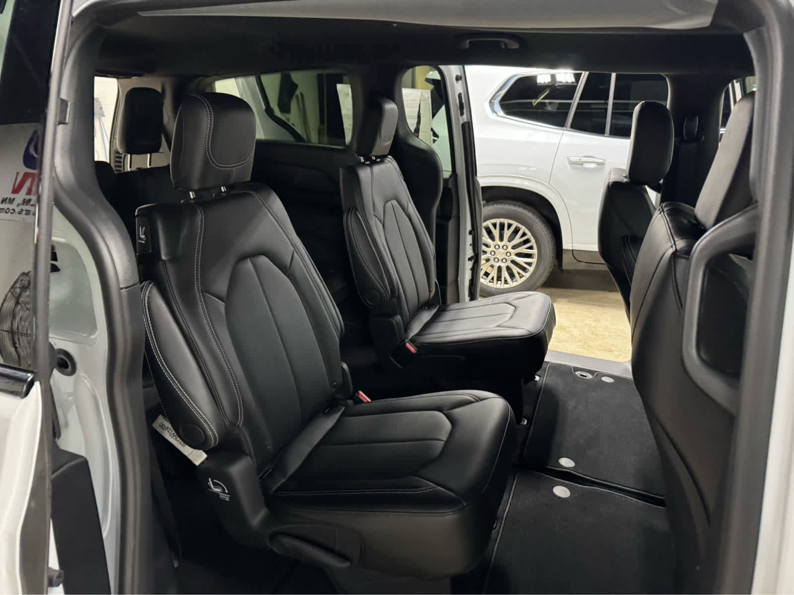 New 2026 Chrysler Pacifica Select image 12