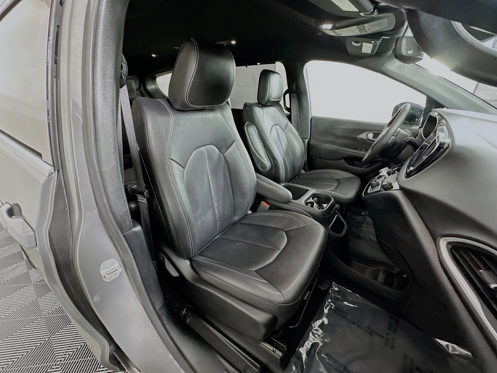 Used 2025 Chrysler Pacifica Select image 28
