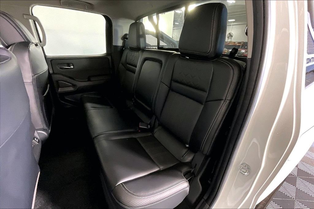 Used 2024 Nissan Frontier SL w/ Technology Package image 38