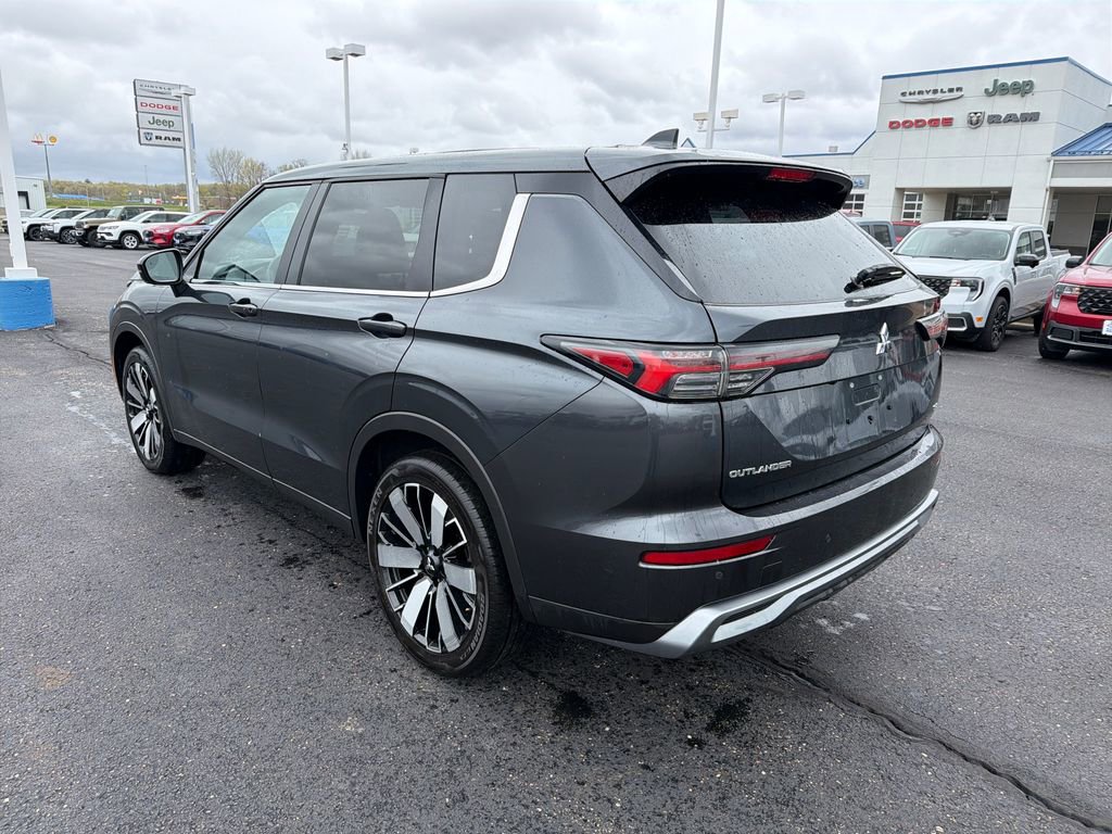Used 2025 Mitsubishi Outlander SE AWD/4WD image 3