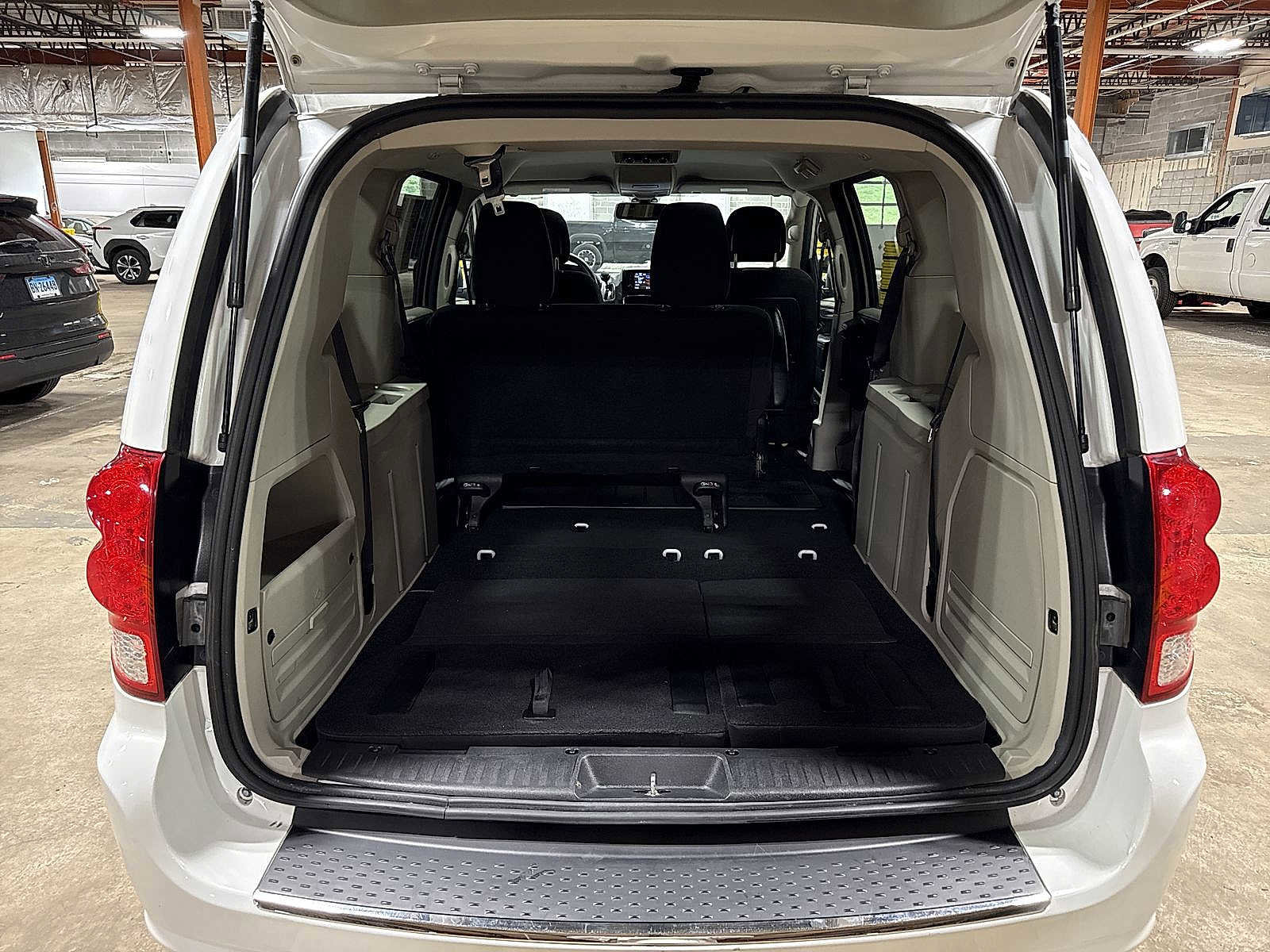 Used 2019 Dodge Grand Caravan SE w/ UConnect Hands-Free Group image 11