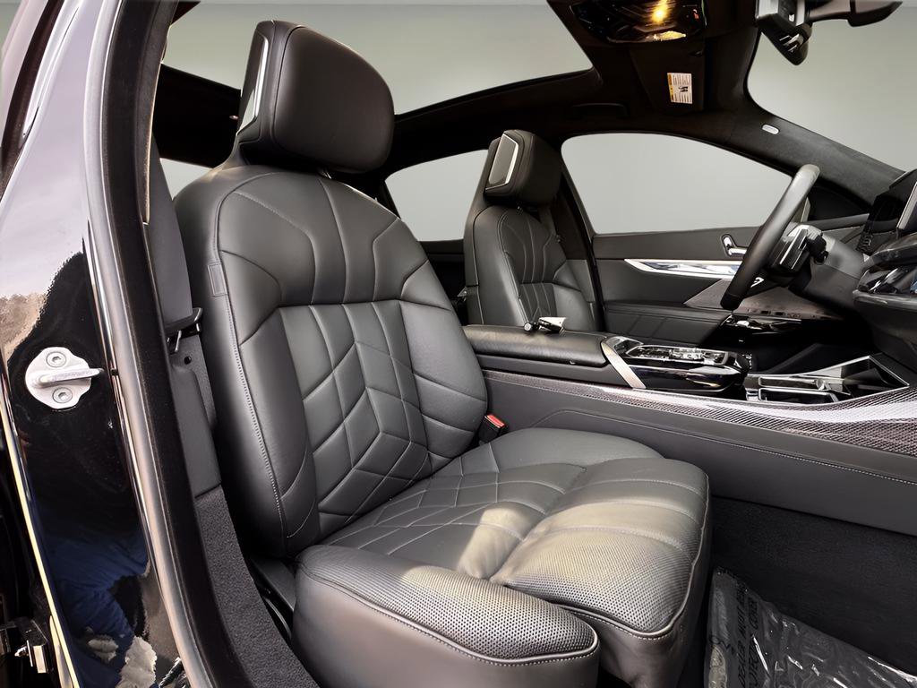 Used 2025 BMW 760i xDrive w/ Executive Package image 28