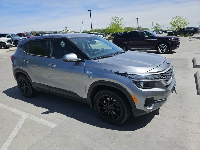 Used 2021 Kia Seltos LX AWD/4WD image 2