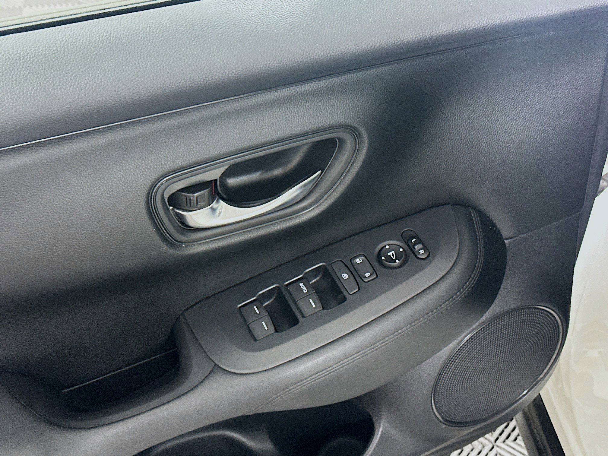 Used 2023 Honda HR-V LX image 15