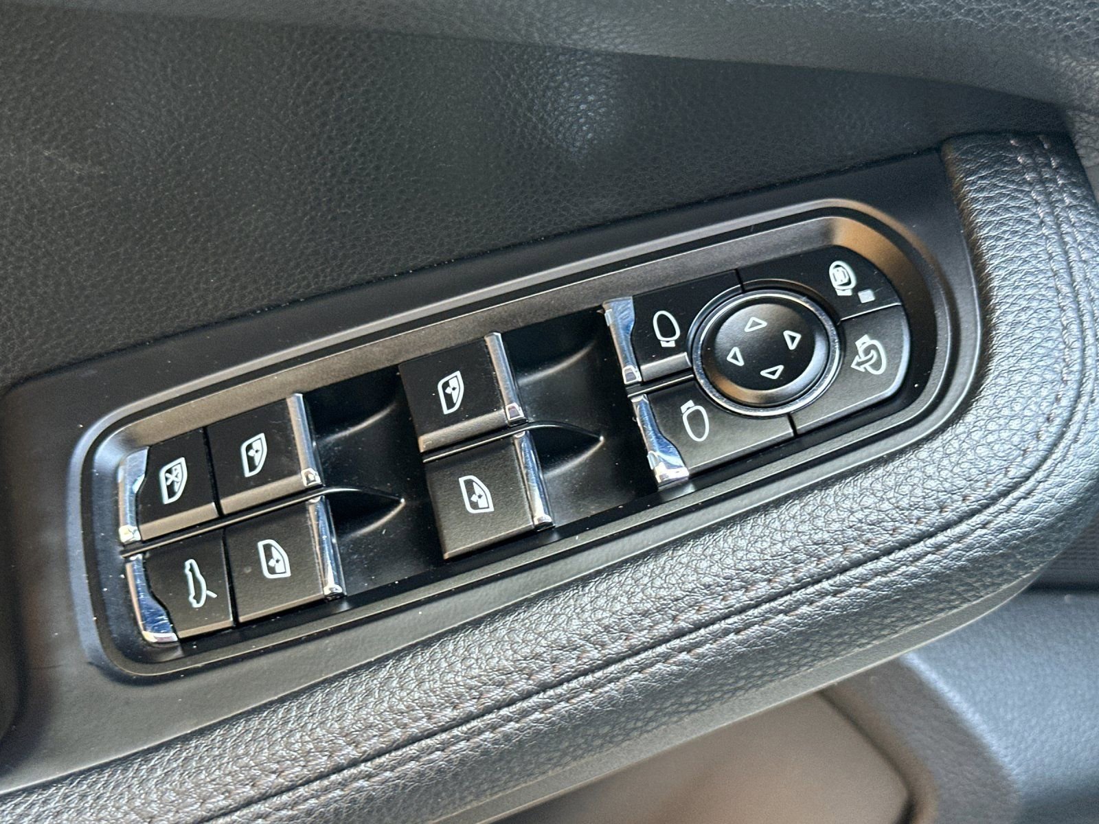 Used 2018 Porsche Macan S AWD/4WD image 12